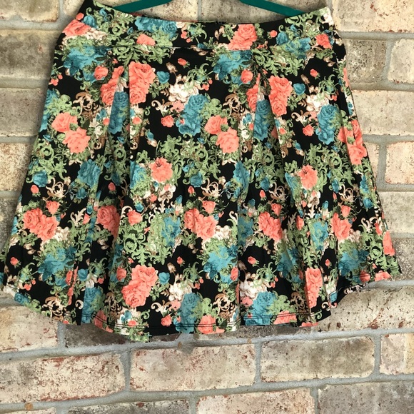 Floral Fixation Skirt - Picture 5 of 6